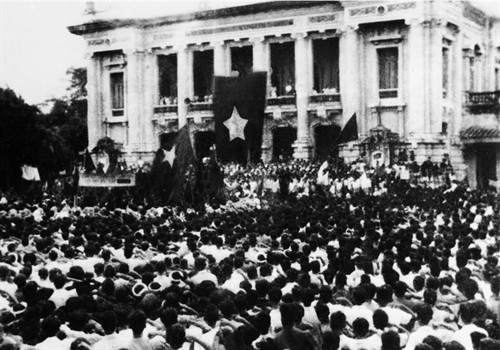 Ngày 19/8/1945, hàng chục vạn người dân ở Hà Nội và các tỉnh lân cận theo các ngả đường kéo về quảng trường Nhà hát lớn Hà Nội dự cuộc mít tinh lớn chưa từng có của quần chúng cách mạng, hưởng ứng cuộc Tổng khởi nghĩa giành chính quyền. Ảnh: Tư liệu TTXVN Ngày 19/8/1945, hàng chục vạn người dân ở Hà Nội và các tỉnh lân cận theo các ngả đường kéo về quảng trường Nhà hát lớn Hà Nội dự cuộc mít tinh lớn chưa từng có của quần chúng cách mạng, hưởng ứng cuộc Tổng khởi nghĩa giành chính quyền. Ảnh: Tư liệu TTXVN