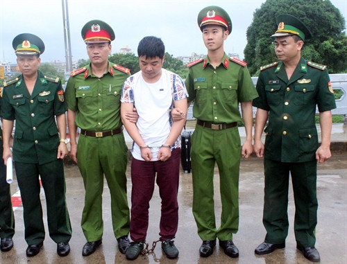 Đối tượng Trần Kim Vân (giữa) bị lực lượng chức năng Việt Nam bắt giữ. Ảnh: Nguyễn Hoàng-TTXVN