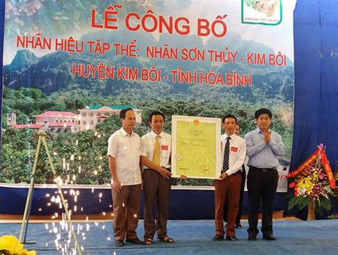 Lễ đón nhận nhãn hiệu tập thể “Nhãn Sơn Thủy”. Ảnh: Nhan Sinh- TTXVN
