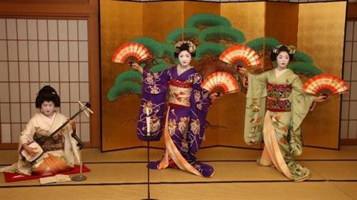 Một màn biểu diễn ở trà quán. Ảnh: Ikidane-nippon. Một màn biểu diễn ở trà quán. Ảnh: Ikidane-nippon.