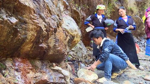 Người dân lấy nước tại mạch nước ngầm ở khu vực chân núi. Ảnh: Hữu Quyết - TTXVN Người dân lấy nước tại mạch nước ngầm ở khu vực chân núi. Ảnh: Hữu Quyết - TTXVN