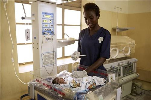 Chăm sóc trẻ sơ sinh tại bệnh viện ở Juba, Nam Sudan. Ảnh: AFP/TTXVN Chăm sóc trẻ sơ sinh tại bệnh viện ở Juba, Nam Sudan. Ảnh: AFP/TTXVN