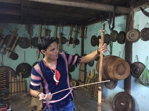 Kaly Tran kéo đàn Brõh Ót.