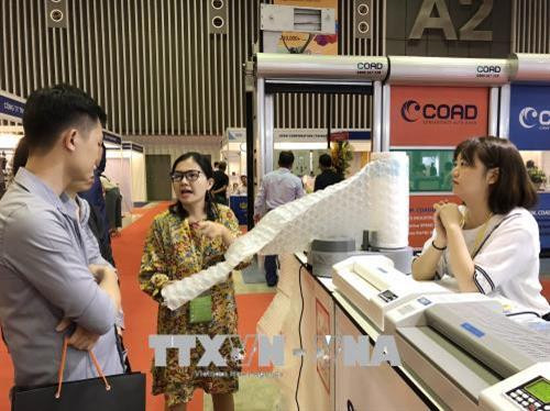 Gian hàng giới thiệu sản phẩm tại triển lãm. Ảnh: Mỹ Phương - TTXVN