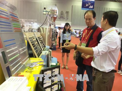 Khách tham quan các gian hàng tạ triển lãm. Ảnh: Mỹ Phương - TTXVN