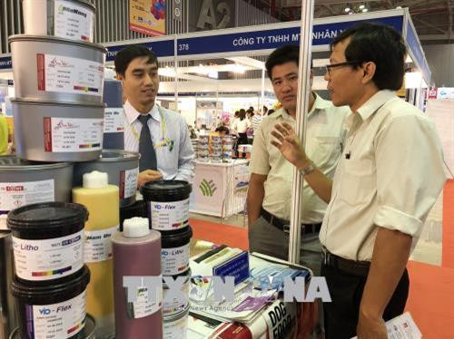 Các công ty trao đổi, tìm kiếm đối tác. Ảnh: Mỹ Phương - TTXVN