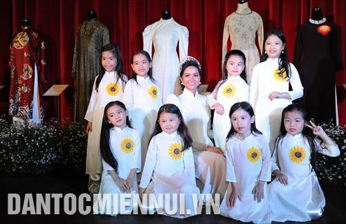 Hoa hậu H’Hen Niê - đại sứ hình ảnh lễ hội áo dài Thành phố Hồ Chí Minh 2019 ra mắt tại buổi họp báo. Ảnh: An Hiếu