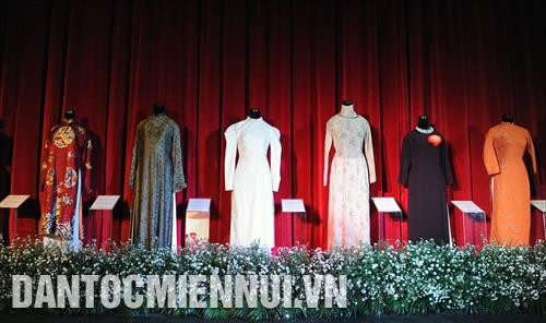 Trang phục Áo dài xưa được trưng bày tại buổi họp báo. Ảnh: An Hiếu