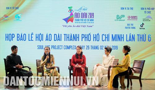 Ban tổ chức trả lời các câu hỏi của báo chí tại buổi họp báo. Ảnh: An Hiếu