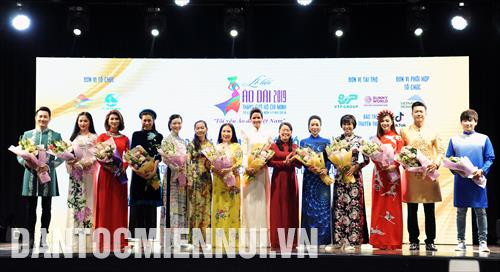Các đại sứ hình ảnh lễ hội áo dài Thành phố Hồ Chí Minh 2019 ra mắt tại buổi họp báo. Ảnh: An Hiếu