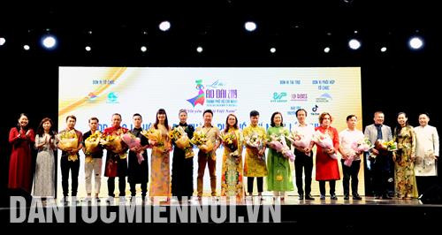 Ban tổ chức tặng hoa các nhà thiết kế tham gia lễ hội áo dài Thành phố Hồ Chí Minh 2019. Ảnh: An Hiếu