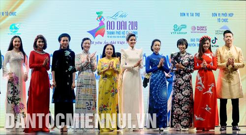 Các đại sứ hình ảnh lễ hội áo dài Thành phố Hồ Chí Minh 2019 ra mắt tại buổi họp báo. Ảnh: An Hiếu