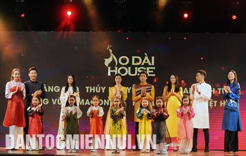 Bộ sưu tập Áo dài được giới thiệu tại buổi họp báo. Ảnh: An Hiếu