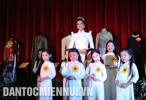 Hoa hậu H’Hen Niê - đại sứ hình ảnh lễ hội áo dài Thành phố Hồ Chí Minh 2019 ra mắt tại buổi họp báo. Ảnh: An Hiếu