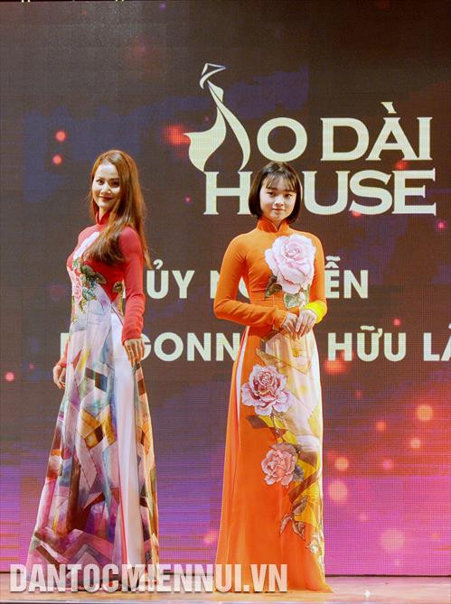 Các bộ sưu tập Áo dài được giới thiệu tại buổi họp báo. Ảnh: An Hiếu