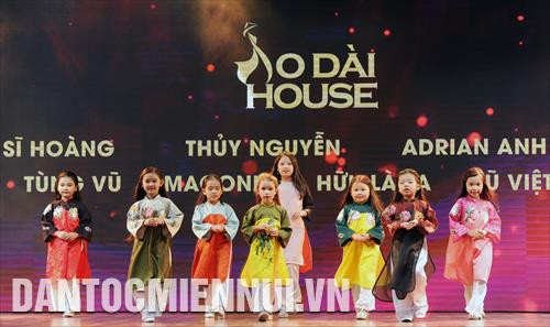 Các người mẫu nhí trình diễn trang phục áo dài tại buổi họp báo. Ảnh: An Hiếu
