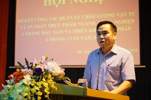 Ông Ngô Đình Loát – Phó Giám đốc Chi cục quản lý chất lượng nông lâm sản và thủy sản Hà Nội báo cáo Sơ kết công tác quản lý chất lượng vật tư và an toàn thực phẩm nông, lâm, thủy sản 6 tháng đầu năm và triển khai nhiệm vụ, giải pháp 6 tháng cuối năm 2018. Ảnh: Nguyễn Hoàng