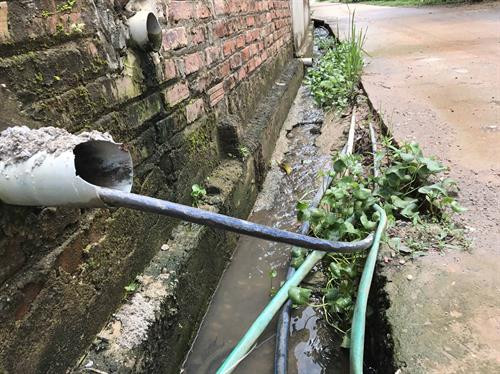 Để có nước sinh hoạt, hầu hết các hộ dân phải tự mua đường ống và dẫn trực tiếp về nhà. Ảnh: Nguyễn Thảo-TTXVN Để có nước sinh hoạt, hầu hết các hộ dân phải tự mua đường ống và dẫn trực tiếp về nhà. Ảnh: Nguyễn Thảo-TTXVN