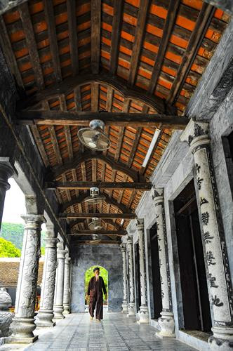 Bên ngôi đền là dòng Ngô Giang, bên trái có núi Cối Lĩnh, được mệnh danh là Vịnh Hạ Long cạn. Ảnh: Minh Đức - TTXVN Toàn cảnh ngôi đền thiêng Thái Vi. Ảnh: Minh Đức - TTXVN Gác chuông làm bằng gỗ lim, mái lợp ngói mũi hài được xây dựng 1689. Ảnh: Minh Đức - TTXVN Đền Thái Vi có cấu trúc độc đáo nhà lộn thềm mà ít nơi có. Ảnh: Minh Đức - TTXVN Bên ngôi đền là dòng Ngô Giang, bên trái có núi Cối Lĩnh, được mệnh danh là Vịnh Hạ Long cạn. Ảnh: Minh Đức - TTXVN Toàn cảnh ngôi đền thiêng Thái Vi. Ảnh: Minh Đức - TTXVN Gác chuông làm bằng gỗ lim, mái lợp ngói mũi hài được xây dựng 1689. Ảnh: Minh Đức - TTXVN Đền Thái Vi có cấu trúc độc đáo nhà lộn thềm mà ít nơi có. Ảnh: Minh Đức - TTXVN