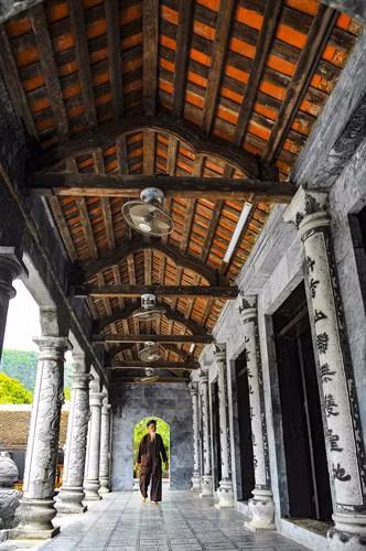 Bên ngôi đền là dòng Ngô Giang, bên trái có núi Cối Lĩnh, được mệnh danh là Vịnh Hạ Long cạn. Ảnh: Minh Đức - TTXVN Toàn cảnh ngôi đền thiêng Thái Vi. Ảnh: Minh Đức - TTXVN Gác chuông làm bằng gỗ lim, mái lợp ngói mũi hài được xây dựng 1689. Ảnh: Minh Đức - TTXVN Đền Thái Vi có cấu trúc độc đáo nhà lộn thềm mà ít nơi có. Ảnh: Minh Đức - TTXVN