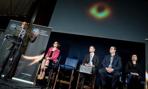 Shep Doeleman (trái) tiết lộ bức ảnh đầu tiên về hố đen tại cuộc họp báo ở Washington hồi tháng 4/2019. Ảnh: theguardian.com Shep Doeleman (trái) tiết lộ bức ảnh đầu tiên về hố đen tại cuộc họp báo ở Washington hồi tháng 4/2019. Ảnh: theguardian.com