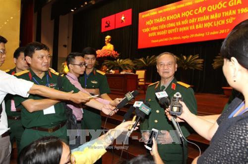 Phóng viên phỏng vấn các đồng chí lão thành cách mạng tại hội thảo. Ảnh: Thanh Vũ-TTXVN Phóng viên phỏng vấn các đồng chí lão thành cách mạng tại hội thảo. Ảnh: Thanh Vũ-TTXVN