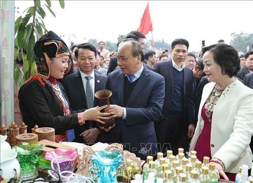 Thủ tướng Nguyễn Xuân Phúc tham quan các gian trưng bày sản vật của huyện Trấn Yên, tỉnh Yên Bái. Ảnh: Thống Nhất – TTXVN Thủ tướng Nguyễn Xuân Phúc tham quan các gian trưng bày sản vật của huyện Trấn Yên, tỉnh Yên Bái. Ảnh: Thống Nhất – TTXVN