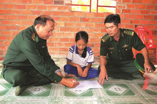 Cháu Trần Thị ngọc nhã, học sinh lớp 2, Trường tiểu học xã biên giới, huyện Châu Thành, là một trong 3 em được Đồn biên phòng vàm Trảng Trâu bảo trợ học đến hết lớp 12 theo chương trình "nâng bước em đến trường" Cháu Trần Thị ngọc nhã, học sinh lớp 2, Trường tiểu học xã biên giới, huyện Châu Thành, là một trong 3 em được Đồn biên phòng vàm Trảng Trâu bảo trợ học đến hết lớp 12 theo chương trình "nâng bước em đến trường"