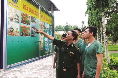 Sau mỗi buổi tuần tra, cán bộ, chiến sĩ Đồn biên phòng vàm Trảng Trâu lại cùng nhau ôn lại truyền thống của Đồn Sau mỗi buổi tuần tra, cán bộ, chiến sĩ Đồn biên phòng vàm Trảng Trâu lại cùng nhau ôn lại truyền thống của Đồn