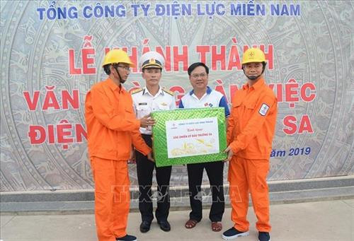 Đại diện Công ty Điện lực Ninh Thuận tặng quà các chiến sỹ đảo Trường Sa. Ảnh: TTXVN phát Đại diện Công ty Điện lực Ninh Thuận tặng quà các chiến sỹ đảo Trường Sa. Ảnh: TTXVN phát