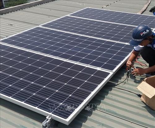 Triển khai lắp đặt điện mặt trời áp mái cho người dân. Ảnh: Đức Thọ - TTXVN