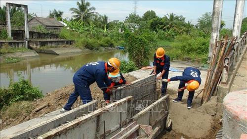 Thực hiện Chương trình xây dựng cầu dân sinh đảm bảo an toàn giao thông vùng đồng bào dân tộc thiểu số giai đoạn 2014-2020, Tổng cục Đường bộ Việt Nam đang thi công xây dựng 58 cầu dân sinh khu vực nông thôn của tỉnh Trà Vinh. Ảnh: Trần Thị Thanh Hòa Thực hiện Chương trình xây dựng cầu dân sinh đảm bảo an toàn giao thông vùng đồng bào dân tộc thiểu số giai đoạn 2014-2020, Tổng cục Đường bộ Việt Nam đang thi công xây dựng 58 cầu dân sinh khu vực nông thôn của tỉnh Trà Vinh. Ảnh: Trần Thị Thanh Hòa