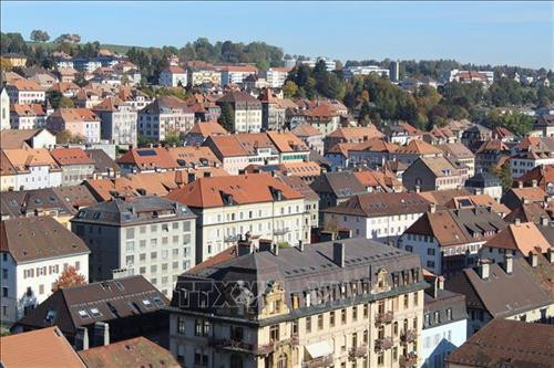 Thành phố La Chaux de Fonds (Thụy Sĩ) nhìn từ trên cao. Ảnh: Hoàng Hoa - TTXVN Thành phố La Chaux de Fonds (Thụy Sĩ) nhìn từ trên cao. Ảnh: Hoàng Hoa - TTXVN