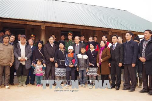 Đồng chí Trương Hòa Bình, Ủy viên Bộ Chính trị, Phó Thủ tướng Thường trực Chính phủ thăm một số hộ dân tại khu tái định cư xóm Lau Bai, xã Vầy Nưa, huyện Đà Băc. Ảnh: Vũ Hà-TTXVN Đồng chí Trương Hòa Bình, Ủy viên Bộ Chính trị, Phó Thủ tướng Thường trực Chính phủ thăm một số hộ dân tại khu tái định cư xóm Lau Bai, xã Vầy Nưa, huyện Đà Băc. Ảnh: Vũ Hà-TTXVN