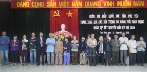 Đoàn đại biểu Quốc hội tỉnh Phú Yên trao quà ho hộ gia đình chính sách ở thành phố Tuy Hòa. Ảnh: Thế Lập - TTXVN Đoàn đại biểu Quốc hội tỉnh Phú Yên trao quà ho hộ gia đình chính sách ở thành phố Tuy Hòa. Ảnh: Thế Lập - TTXVN