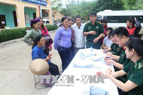 Quang cảnh phát thuốc miễn phí cho người dân. Ảnh: Ngọc Tùng – TTXVN Cán bộ y bác sĩ Viện Y học cổ truyền Quân đội hướng dẫn làm thủ tục khám bệnh cho người dân. Ảnh: Ngọc Tùng - TTXVN Đại diện Bộ Chỉ huy Bộ đội Biên phòng tỉnh Lạng Sơn và Viện Y học cổ truyền Quân đội tặng quà cho các gia đình khó khăn. Ảnh: Ngọc Tùng - TTXVN Quang cảnh phát thuốc miễn phí cho người dân. Ảnh: Ngọc Tùng – TTXVN Cán bộ y bác sĩ Viện Y học cổ truyền Quân đội hướng dẫn làm thủ tục khám bệnh cho người dân. Ảnh: Ngọc Tùng - TTXVN Đại diện Bộ Chỉ huy Bộ đội Biên phòng tỉnh Lạng Sơn và Viện Y học cổ truyền Quân đội tặng quà cho các gia đình khó khăn. Ảnh: Ngọc Tùng - TTXVN