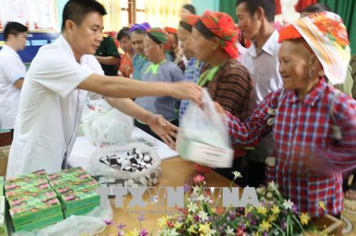 Quang cảnh phát thuốc miễn phí cho người dân. Ảnh: Ngọc Tùng – TTXVN Cán bộ y bác sĩ Viện Y học cổ truyền Quân đội hướng dẫn làm thủ tục khám bệnh cho người dân. Ảnh: Ngọc Tùng - TTXVN Đại diện Bộ Chỉ huy Bộ đội Biên phòng tỉnh Lạng Sơn và Viện Y học cổ truyền Quân đội tặng quà cho các gia đình khó khăn. Ảnh: Ngọc Tùng - TTXVN Quang cảnh phát thuốc miễn phí cho người dân. Ảnh: Ngọc Tùng – TTXVN Cán bộ y bác sĩ Viện Y học cổ truyền Quân đội hướng dẫn làm thủ tục khám bệnh cho người dân. Ảnh: Ngọc Tùng - TTXVN Đại diện Bộ Chỉ huy Bộ đội Biên phòng tỉnh Lạng Sơn và Viện Y học cổ truyền Quân đội tặng quà cho các gia đình khó khăn. Ảnh: Ngọc Tùng - TTXVN