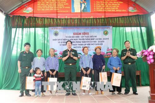 Quang cảnh phát thuốc miễn phí cho người dân. Ảnh: Ngọc Tùng – TTXVN Cán bộ y bác sĩ Viện Y học cổ truyền Quân đội hướng dẫn làm thủ tục khám bệnh cho người dân. Ảnh: Ngọc Tùng - TTXVN Đại diện Bộ Chỉ huy Bộ đội Biên phòng tỉnh Lạng Sơn và Viện Y học cổ truyền Quân đội tặng quà cho các gia đình khó khăn. Ảnh: Ngọc Tùng - TTXVN Quang cảnh phát thuốc miễn phí cho người dân. Ảnh: Ngọc Tùng – TTXVN Cán bộ y bác sĩ Viện Y học cổ truyền Quân đội hướng dẫn làm thủ tục khám bệnh cho người dân. Ảnh: Ngọc Tùng - TTXVN Đại diện Bộ Chỉ huy Bộ đội Biên phòng tỉnh Lạng Sơn và Viện Y học cổ truyền Quân đội tặng quà cho các gia đình khó khăn. Ảnh: Ngọc Tùng - TTXVN