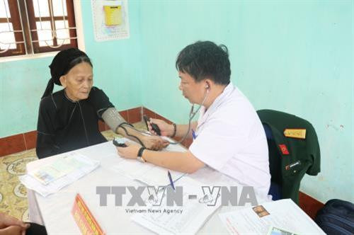 Các bác sĩ khám sức khoẻ cho người dân. Ảnh: Ngọc Tùng - TTXVN Các bác sĩ khám sức khoẻ cho người dân. Ảnh: Ngọc Tùng - TTXVN