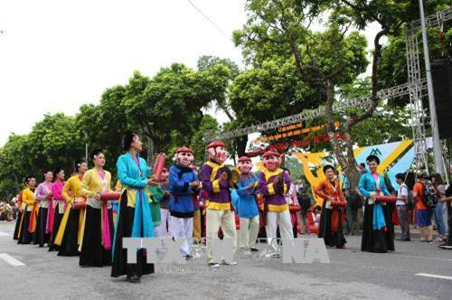 Các đoàn tham gia trình diễn tại Lễ hội. Ảnh: Thành Đạt – TTXVN