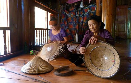 Sự tỉ mỉ khéo léo của người thợ thể hiện qua các mắt hình lục giác trên nón. Ảnh: Văn Tý-TTXVN Sự tỉ mỉ khéo léo của người thợ thể hiện qua các mắt hình lục giác trên nón. Ảnh: Văn Tý-TTXVN