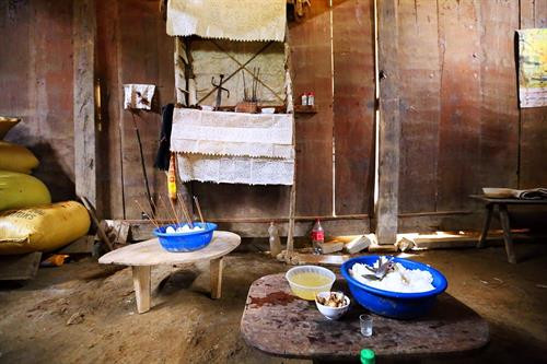 Mâm cơm cúng tổ tiên, ông bà của đồng bào dân tộc Mông. Ảnh: Phan Tuấn Anh- TTXVN Mâm cơm cúng tổ tiên, ông bà của đồng bào dân tộc Mông. Ảnh: Phan Tuấn Anh- TTXVN