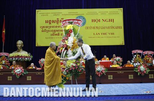 Đại diện Ban tôn giáo Chính phủ tặng lẵng hoa chúc mừng hội nghị Đại diện Ban tôn giáo Chính phủ tặng lẵng hoa chúc mừng hội nghị