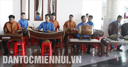 Dàn nhạc ngũ âm biểu diễn chào mừng hội nghị Dàn nhạc ngũ âm biểu diễn chào mừng hội nghị