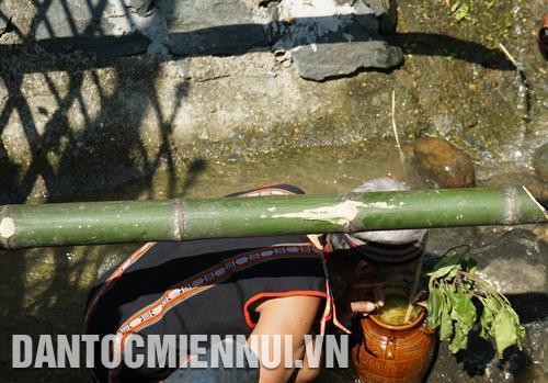 Già làng là người đầu tiên uống rượu cần. Ảnh: Nam Sương