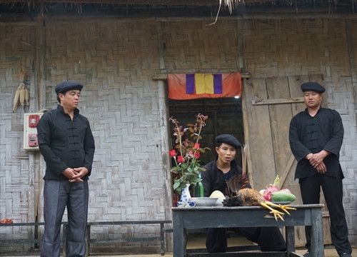 Trước khi vào lễ chính, trưởng họ mời thầy cúng tiền hành lễ trình tổ tiên với nghi thức cắt tiết gà Thầy cúng làm lễ báo cáo và mời tổ tiên về dự lễ và hưởng lễ vật con cháu dâng lên Điểm độc đáo trong trong nghi lễ này là những nam thanh niên khỏe mạnh buộc cỏ cây hoa lên lên người hóa trang thành Ma Cỏ để nhảy múa. Trống đồng là nhạc cụ duy nhất trong lễ cúng tổ tiên của người Lô Lô Các cô gái múa nghi lễ cùng Ma Cỏ theo nhịp trống đồng rộn rã tại bãi đất trống trước nhà giữa các phần cúng của thầy cúng Nghi lễ kết thúc, người trong gia đình đi mời rượu những người tham gia Trước khi vào lễ chính, trưởng họ mời thầy cúng tiền hành lễ trình tổ tiên với nghi thức cắt tiết gà Thầy cúng làm lễ báo cáo và mời tổ tiên về dự lễ và hưởng lễ vật con cháu dâng lên Điểm độc đáo trong trong nghi lễ này là những nam thanh niên khỏe mạnh buộc cỏ cây hoa lên lên người hóa trang thành Ma Cỏ để nhảy múa. Trống đồng là nhạc cụ duy nhất trong lễ cúng tổ tiên của người Lô Lô Các cô gái múa nghi lễ cùng Ma Cỏ theo nhịp trống đồng rộn rã tại bãi đất trống trước nhà giữa các phần cúng của thầy cúng Nghi lễ kết thúc, người trong gia đình đi mời rượu những người tham gia