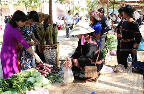 Các món ăn Tây Bắc thu hút đông du khách. Ảnh: Hồng Điệp - TTXVN Nặn tò he tại Lễ hội mùa xuân các dân tộc tỉnh Gia Lai 2019. Ảnh: Hồng Điệp - TTXVN Các loại nhạc cụ truyền thống dân tộc Tây Nguyên là điểm nhấn của Lễ hội mùa xuân các dân tộc tỉnh Gia Lai 2019. Ảnh: Hồng Điệp - TTXVN Múa Sạp tại Lễ hội. Ảnh: Hồng Điệp - TTXVN Các gian hàng rau củ tươi sống thu hút đông du khách. Ảnh: Hồng Điệp - TTXVN Các món ăn Tây Bắc thu hút đông du khách. Ảnh: Hồng Điệp - TTXVN Nặn tò he tại Lễ hội mùa xuân các dân tộc tỉnh Gia Lai 2019. Ảnh: Hồng Điệp - TTXVN Các loại nhạc cụ truyền thống dân tộc Tây Nguyên là điểm nhấn của Lễ hội mùa xuân các dân tộc tỉnh Gia Lai 2019. Ảnh: Hồng Điệp - TTXVN Múa Sạp tại Lễ hội. Ảnh: Hồng Điệp - TTXVN Các gian hàng rau củ tươi sống thu hút đông du khách. Ảnh: Hồng Điệp - TTXVN