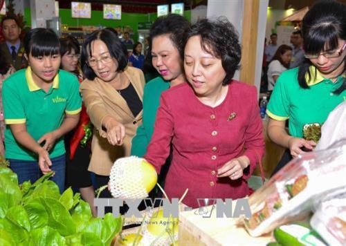 PGS.TS, Phạm Khánh Phong Lan, Trưởng Ban Quản lý An toàn thực phẩm Thành phố Hồ Chí Minh (thứ 4 từ trái qua) và các đại biểu tham gia Hội chợ xanh 2018. Ảnh Đinh Hằng – TTXVN