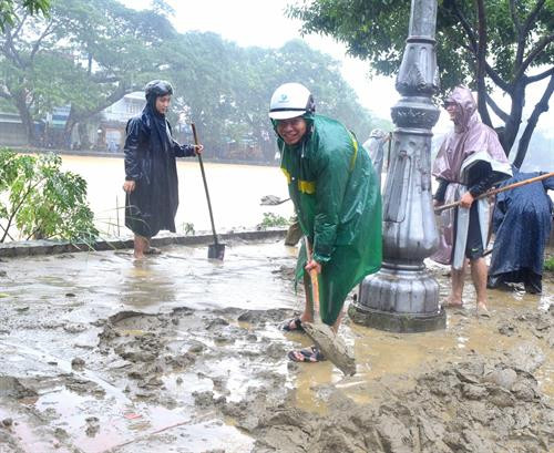 Đoàn viên thanh niên tình nguyện hỗ trợ người dân dọn vệ sinh sau lụt. Ảnh: Tường Vi - TTXVN Đoàn viên thanh niên tình nguyện hỗ trợ người dân dọn vệ sinh sau lụt. Ảnh: Tường Vi - TTXVN