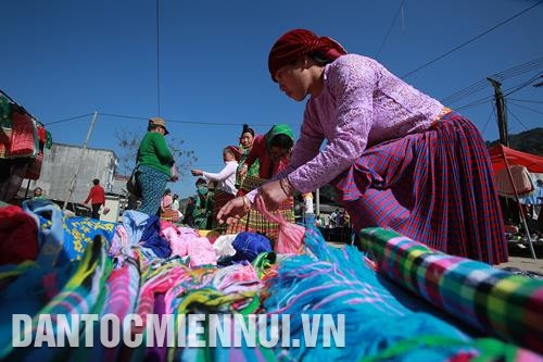Chợ Lũng Làn là nơi bán lẻ các vật dụng thiết yếu phục vụ đời sống đồng bào Mông ở xã Sơn Vĩ. Ảnh: An Thành Đạt Huyện Mèo Vạc không ngừng chăm lo giáo dục thể chất cho con em đồng bào dân tộc Mông sinh sống trên địa bàn, góp phần phát triển con người toàn diện cả về trí tuệ và thể chất. Trong ảnh: Học sinh Trường dân tộc bán trú trung học cơ sở Cán Chu Phìn trong giờ tập thể dục. Ảnh: An Thành Đạt